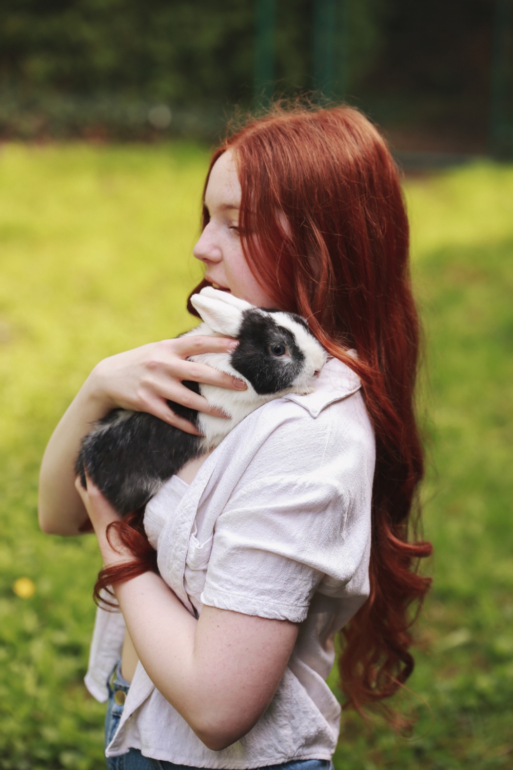 Tierheim Kaninchen auf Schulter einer Frau